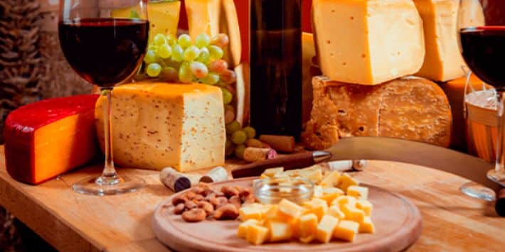 Mesa com queijo e vinho em Campos do Jordão