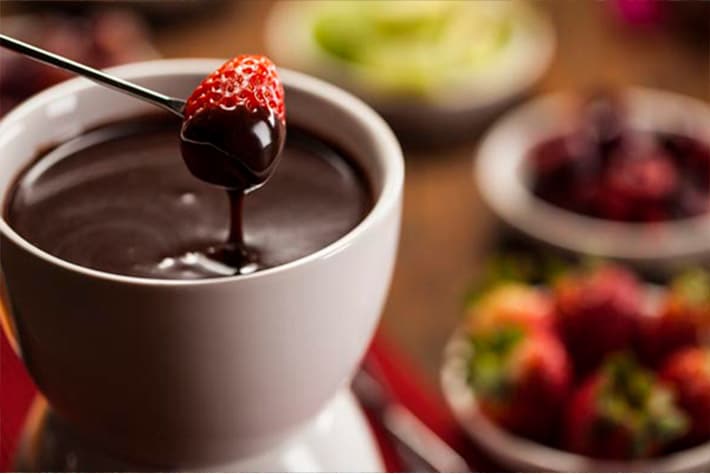 Mesa posta em restaurante com fondue de chocolate