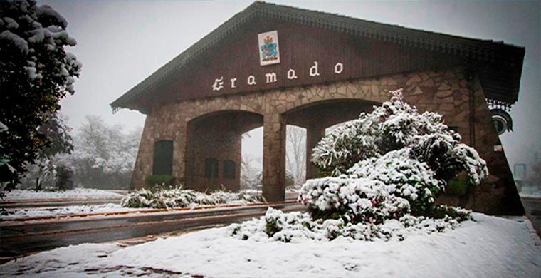 Visão da entrada da cidade de Gramado com neve. 