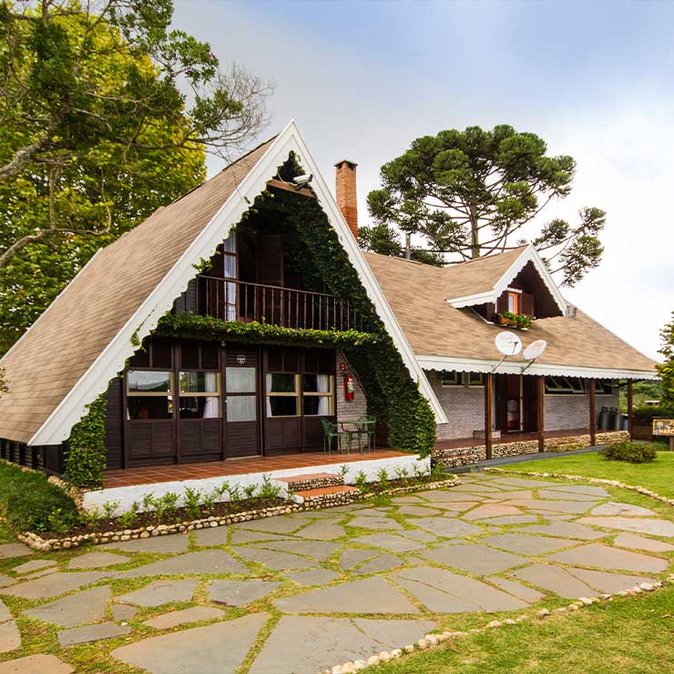 Linda casa de campo em estilo rústico com detalhes em madeira e jardim bonito, ideal para passeios e relaxamento na natureza.